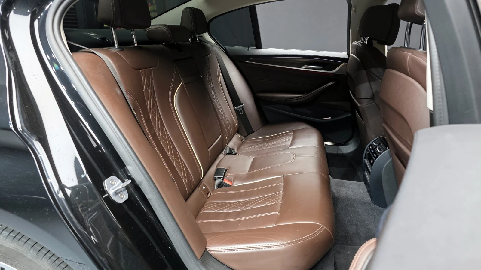 BMW 530 i xDrive Luxury Plus | HUD | Ventilated Seats, снимка 12 - Автомобили и джипове - 54916836