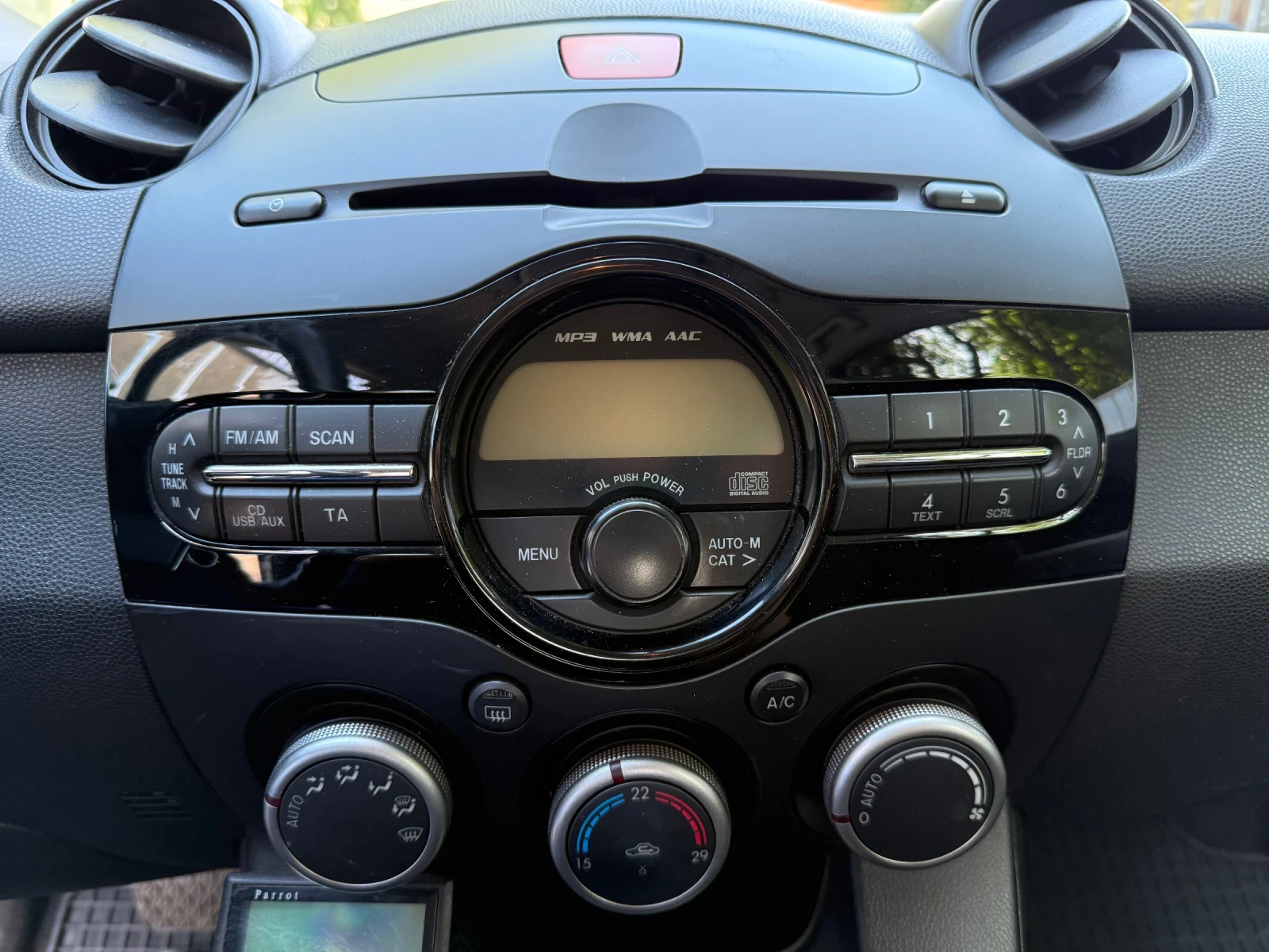 Mazda 2, снимка 15 - Автомобили и джипове - 54977877