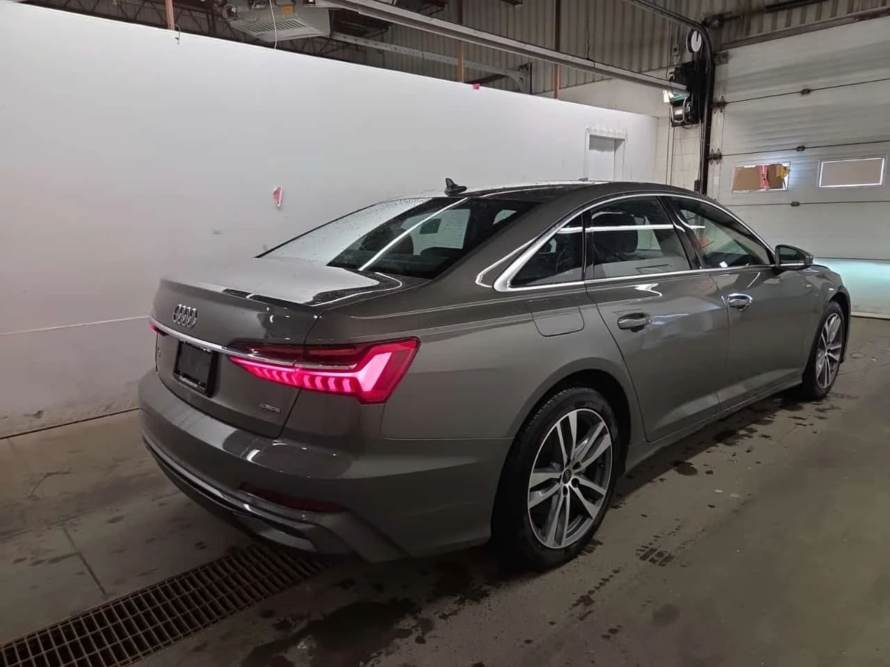 Audi A6  PROGRESSIV / 360 / ОБДУХВАНЕ / ПАНОРАМА , снимка 3 - Автомобили и джипове - 55641343