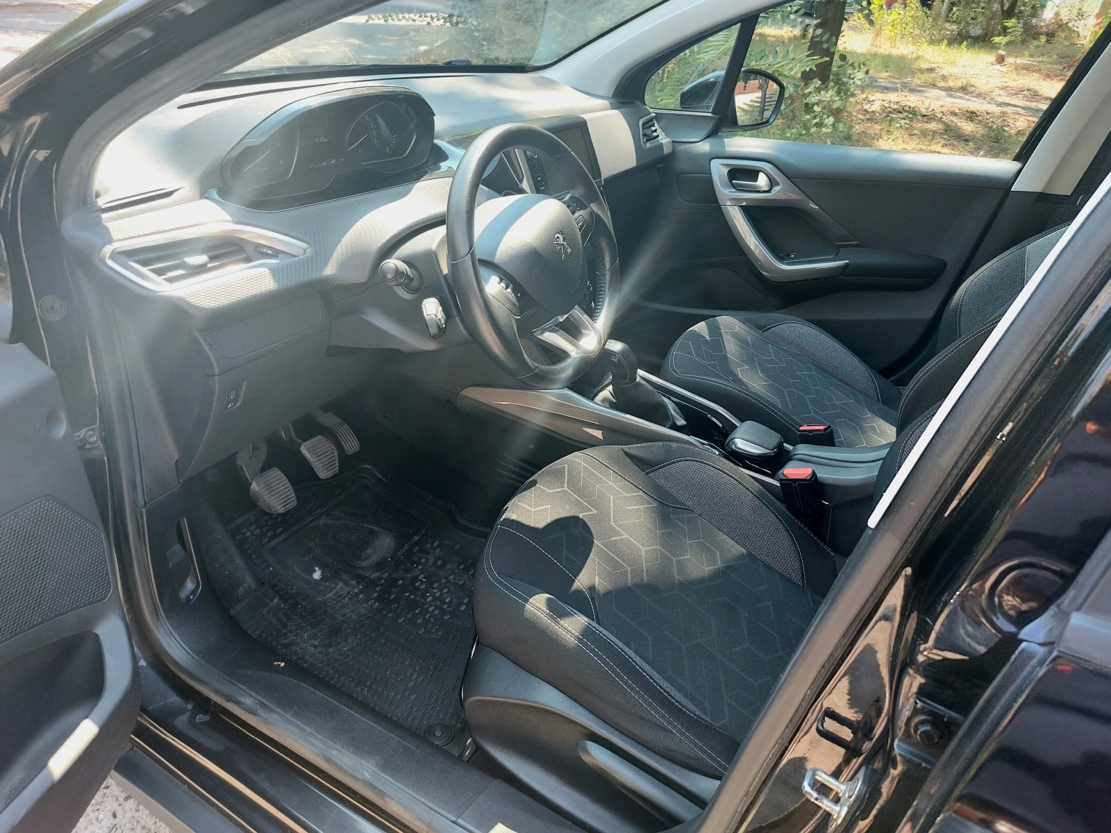 Peugeot 2008 1.6 HDI, снимка 11 - Автомобили и джипове - 55877860