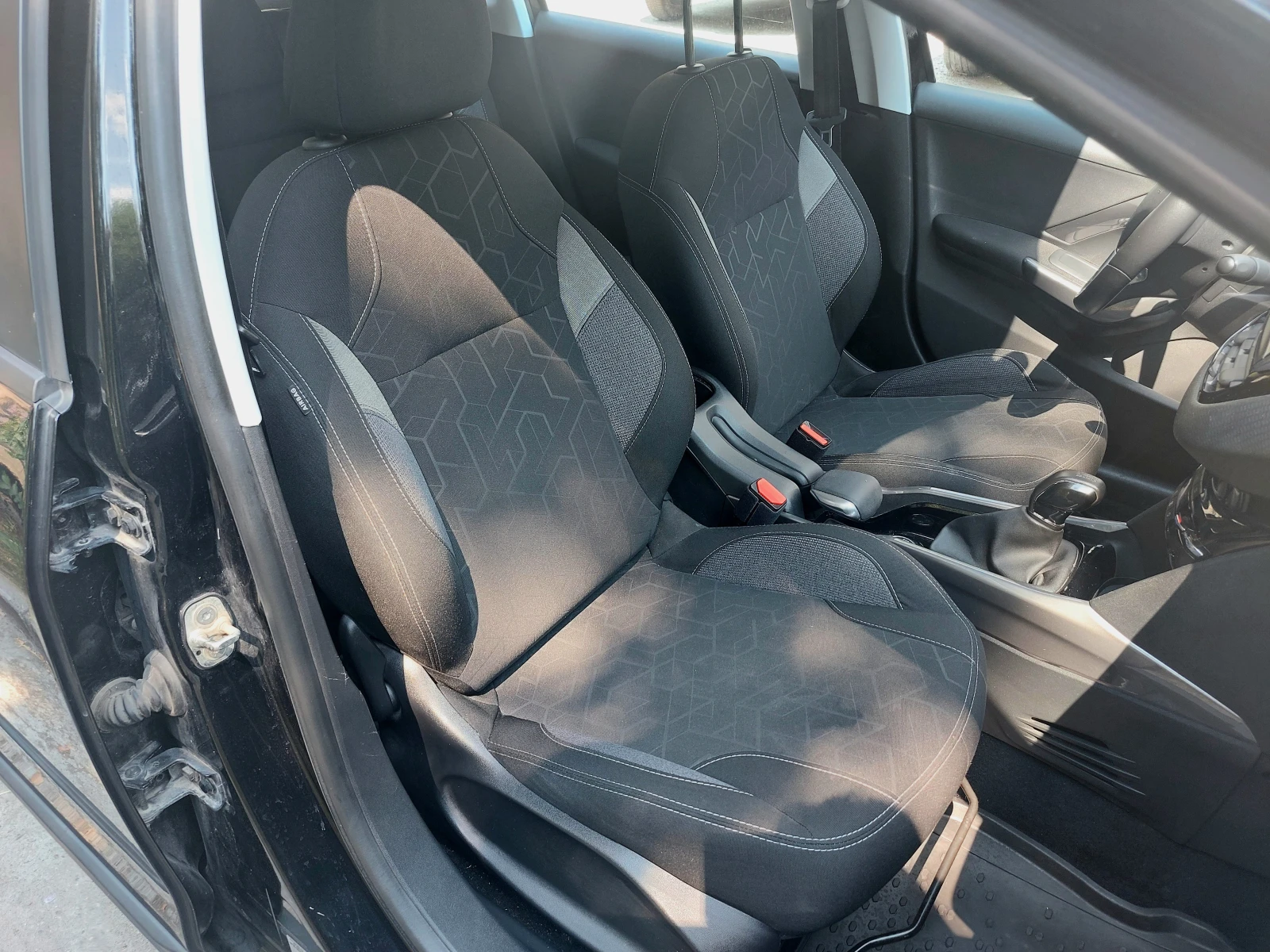 Peugeot 2008 1.6 HDI, снимка 9 - Автомобили и джипове - 55877860