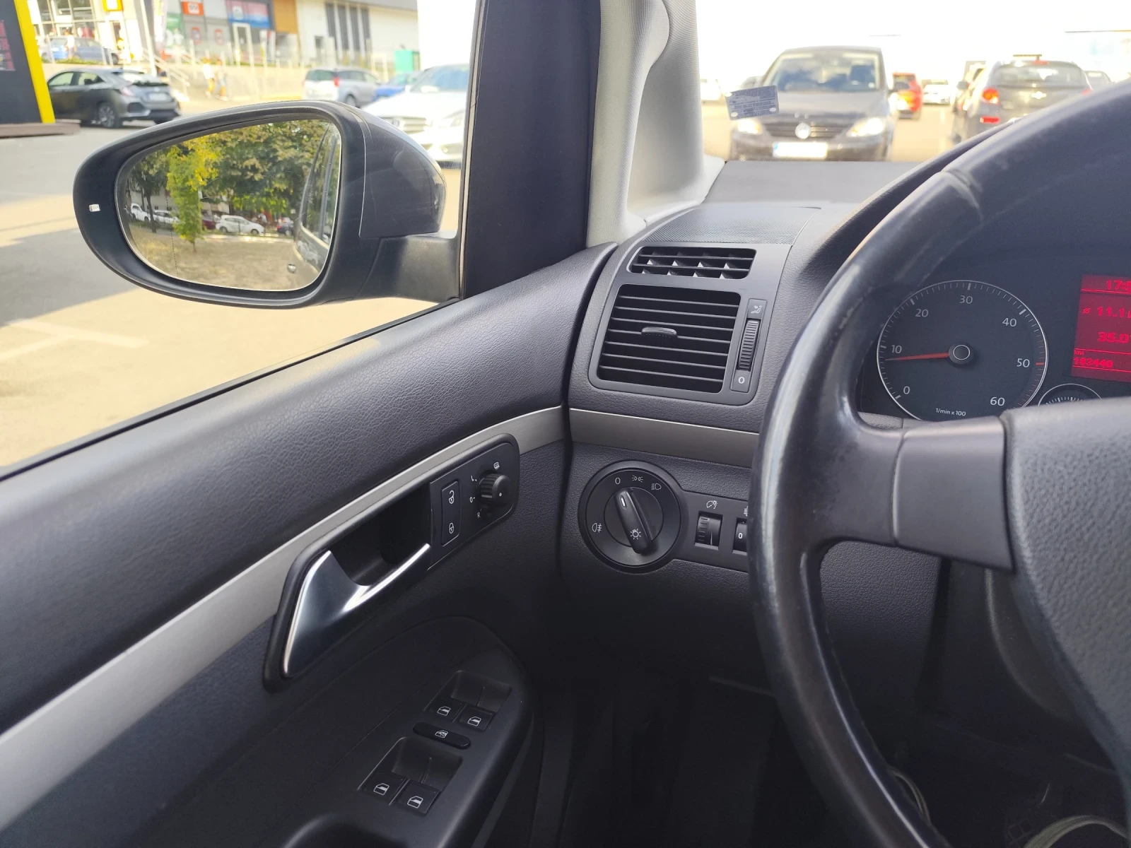 VW Touran, снимка 7 - Автомобили и джипове - 56023375
