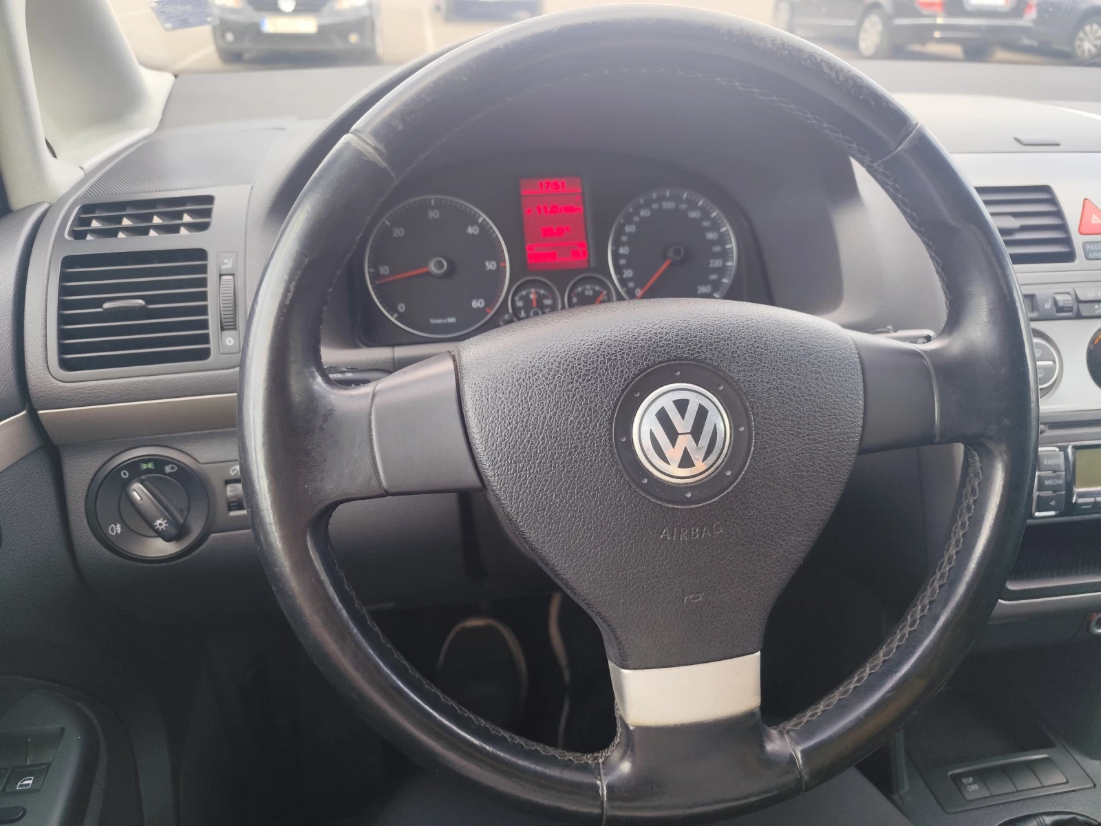 VW Touran, снимка 10 - Автомобили и джипове - 56023375