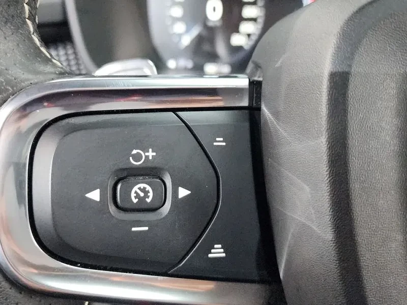 Volvo XC40 T4 R-DESIGN, снимка 16 - Автомобили и джипове - 55562419