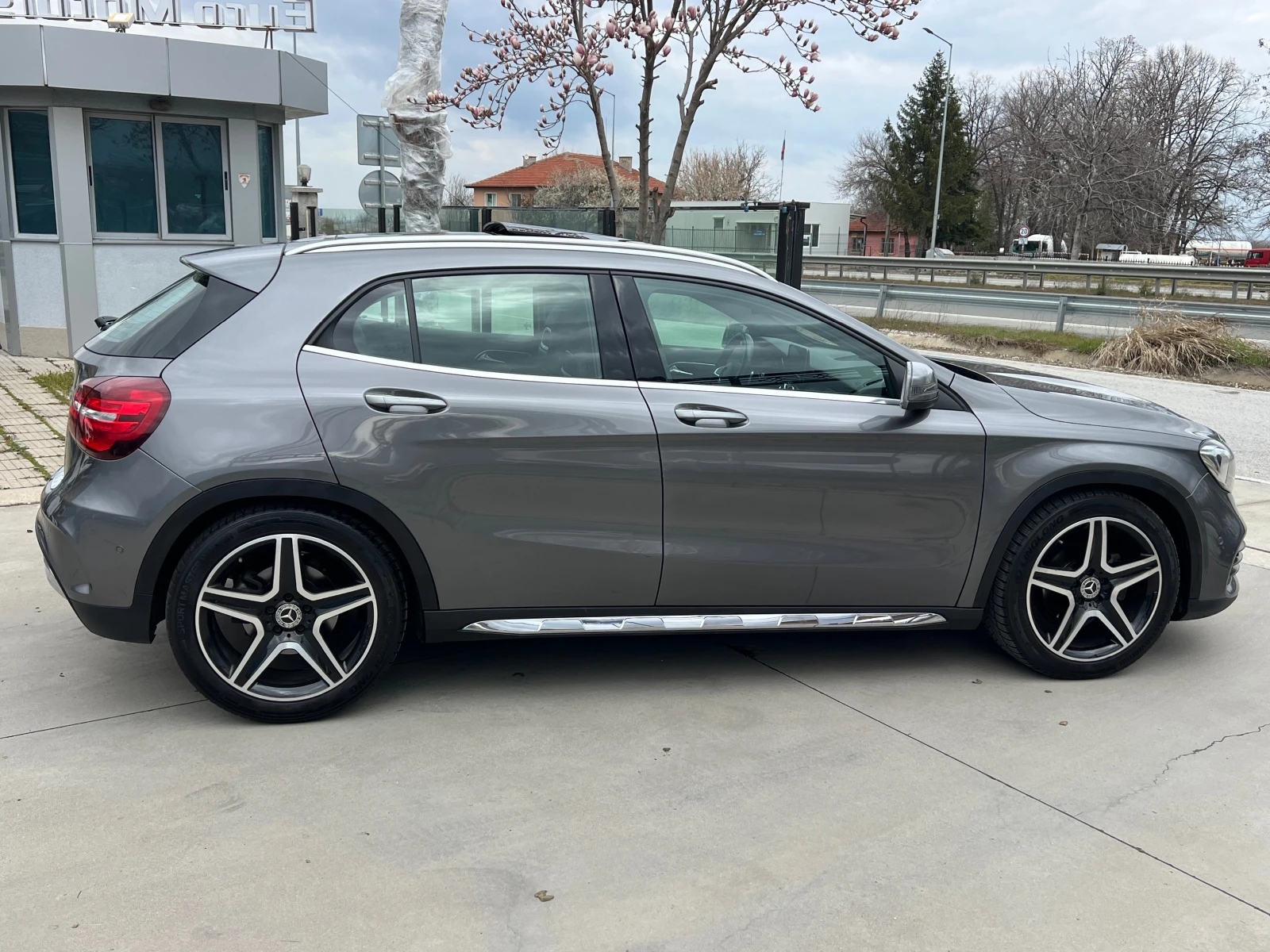 Mercedes-Benz GLA 200 d, FACE, AMG LINE, PANO, KEY, NAVI+ CAMERA, HARMAN, снимка 4 - Автомобили и джипове - 53903197