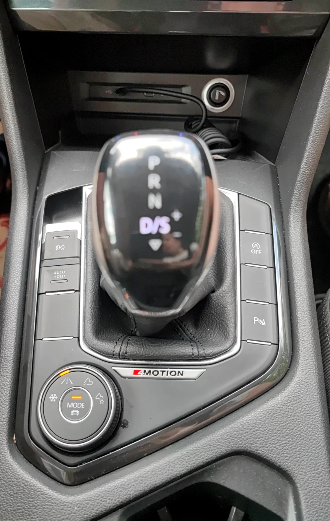 VW Tiguan Elegance с гаранция 4х4 2.0 TDI- A/T, снимка 8 - Автомобили и джипове - 55171635