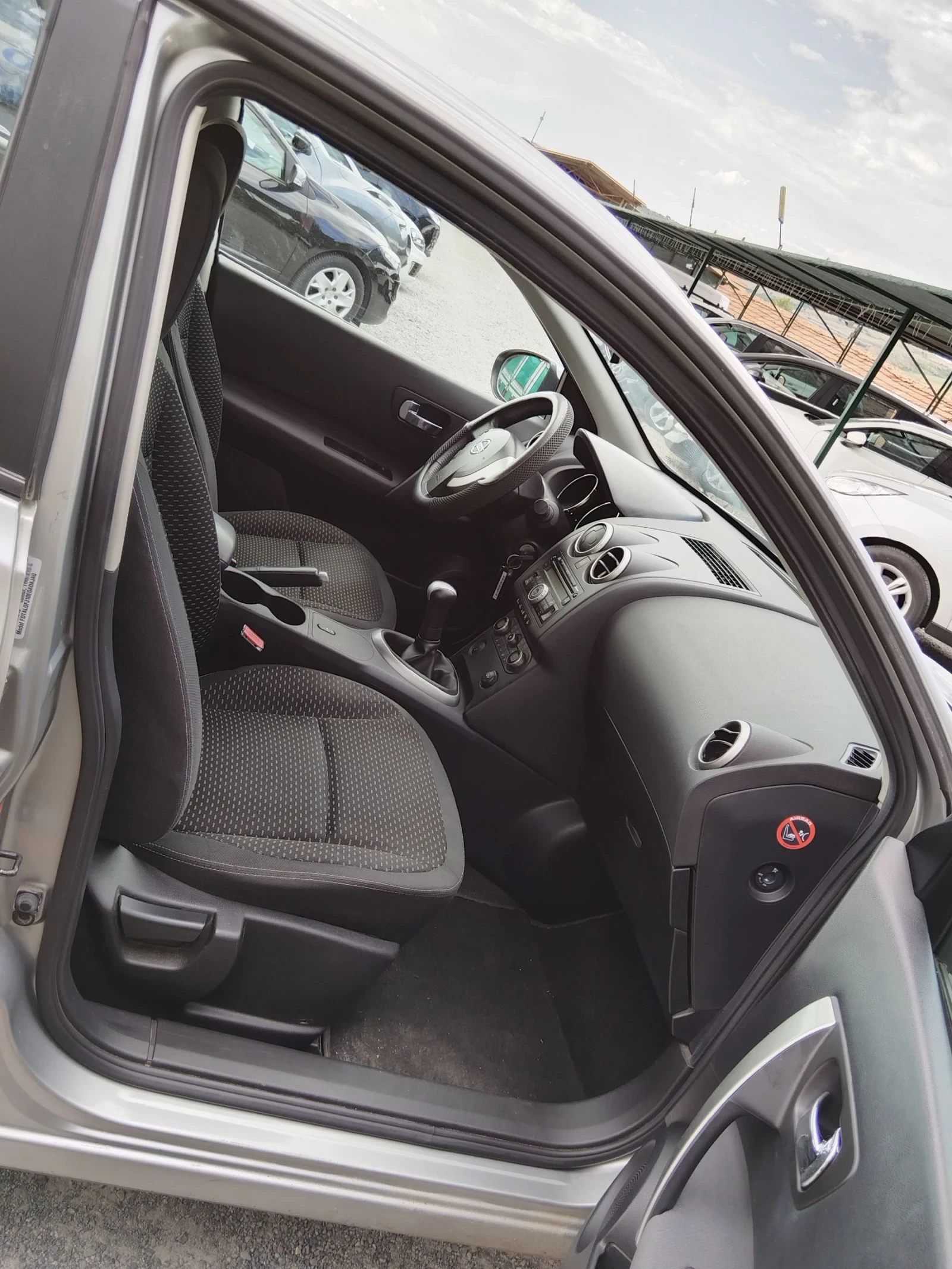 Nissan Qashqai 1.6 i , снимка 9 - Автомобили и джипове - 55301843
