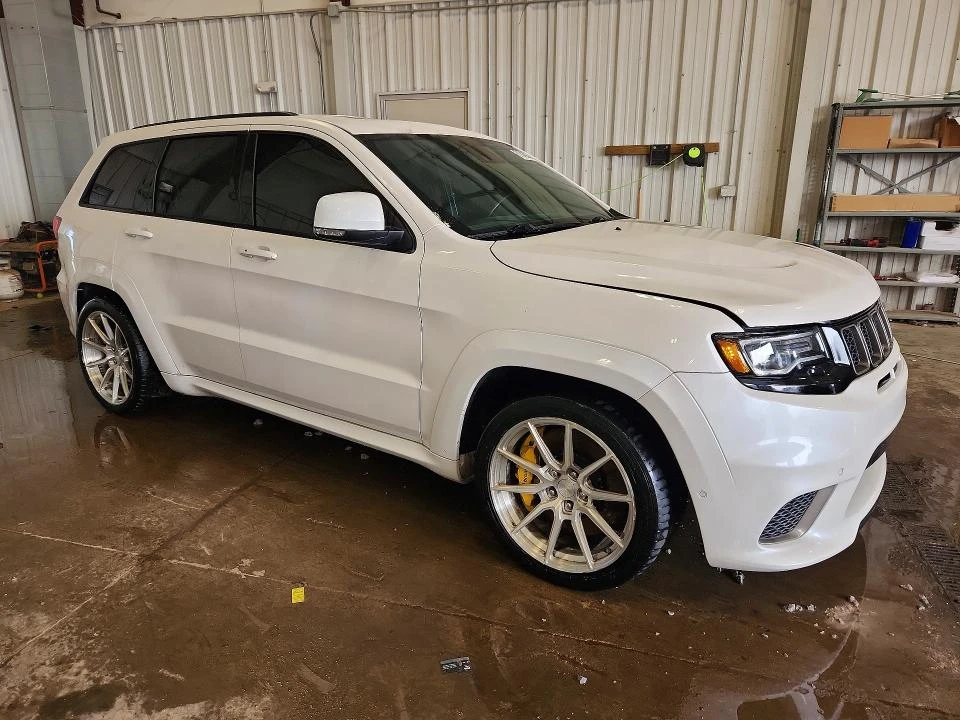 Jeep Grand cherokee TRACKHAWK 707HP| BREMBO| DISTRONIC| HARAMN, снимка 3 - Автомобили и джипове - 56103641