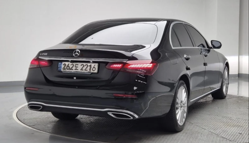 Mercedes-Benz E 250 ДИГИТАЛНО* ТАБЛО* BURMESTER* 360КАМЕРА* LANE* ASSI, снимка 2 - Автомобили и джипове - 53343681