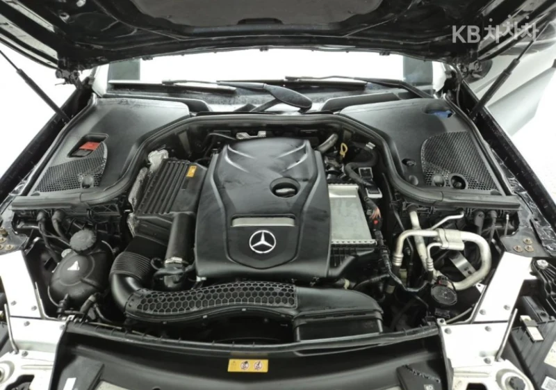 Mercedes-Benz E 250 ДИГИТАЛНО* ТАБЛО* BURMESTER* 360КАМЕРА* LANE* ASSI, снимка 17 - Автомобили и джипове - 53343681