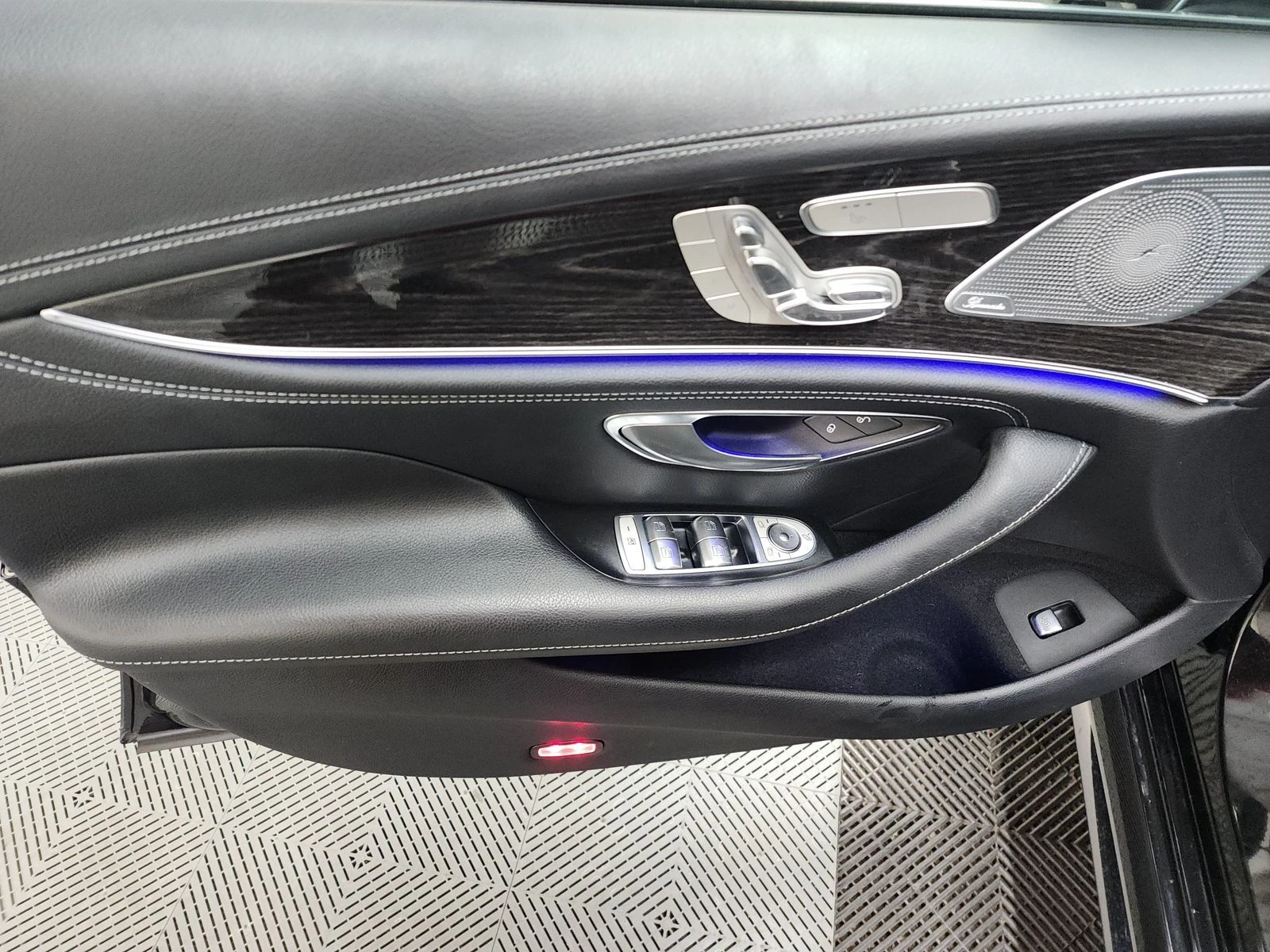 Mercedes-Benz CLS 450 4MATIC * М. ТОЧКА * BURMESTER * ПОДГРЕВ * KEYLESS  - изображение 8