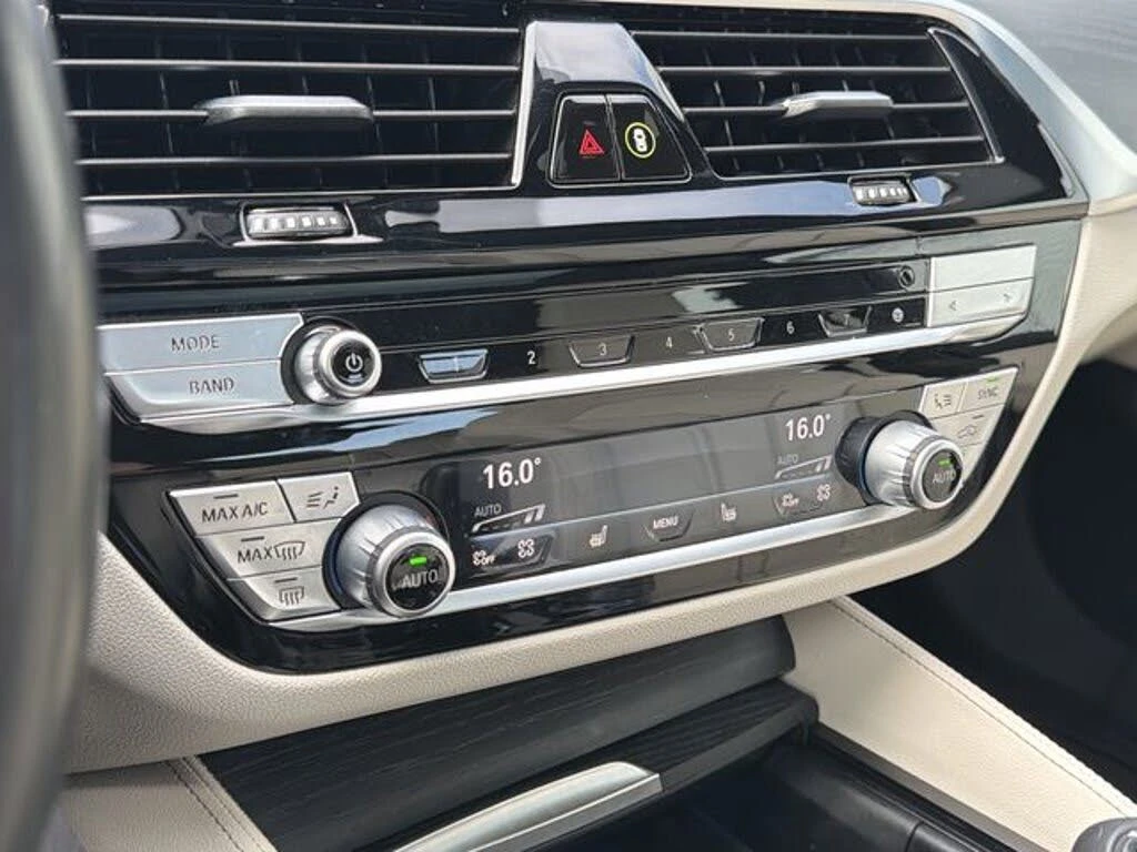 BMW 530E * xDrive * * HeadUp* AвтоКредит* (ЦЕНА ДО БГ), снимка 14 - Автомобили и джипове - 54069990