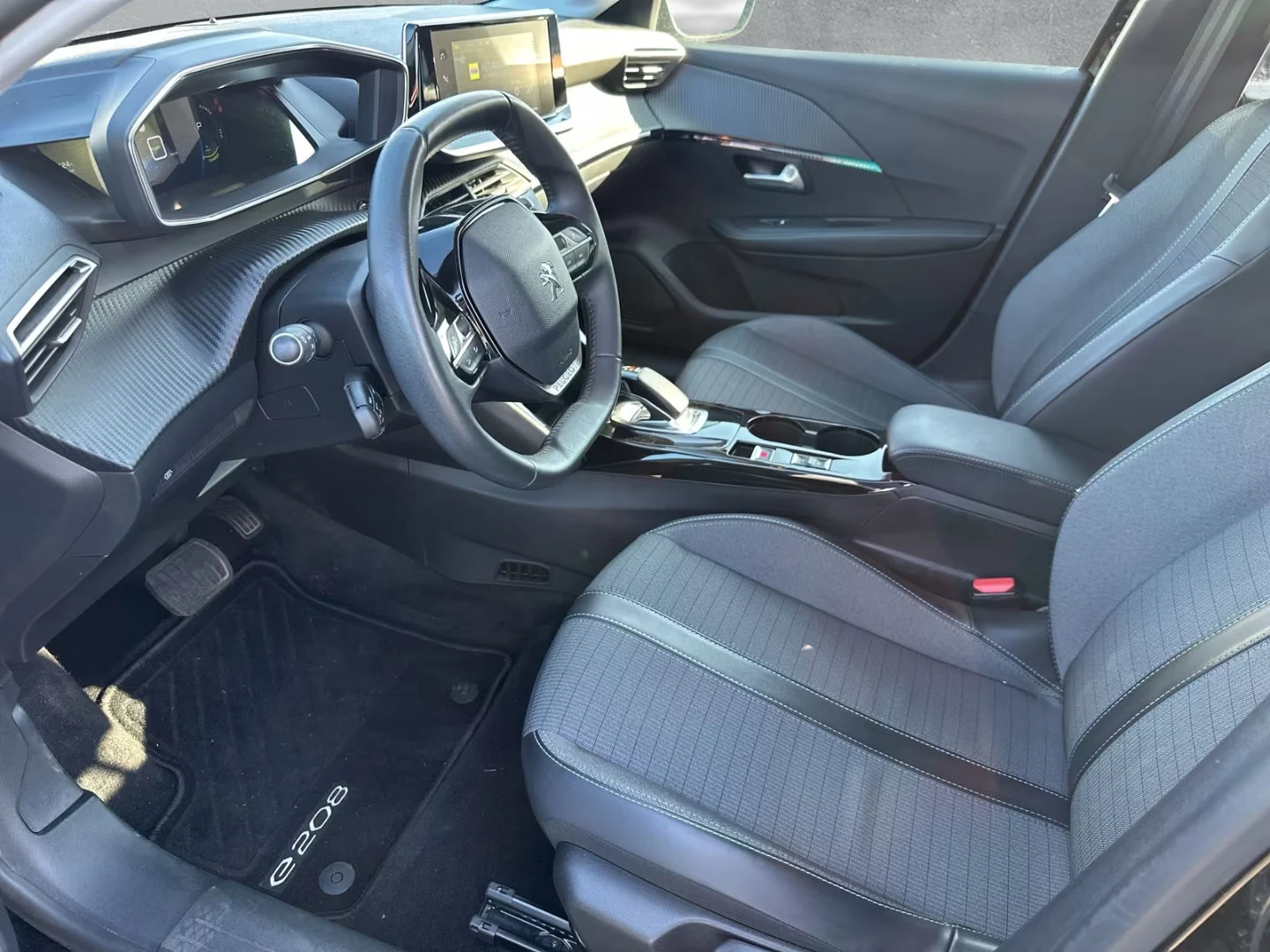 Peugeot 208 e-ALLURE/136HP/NAVI/LED/KLESS/313q, снимка 8 - Автомобили и джипове - 54592616