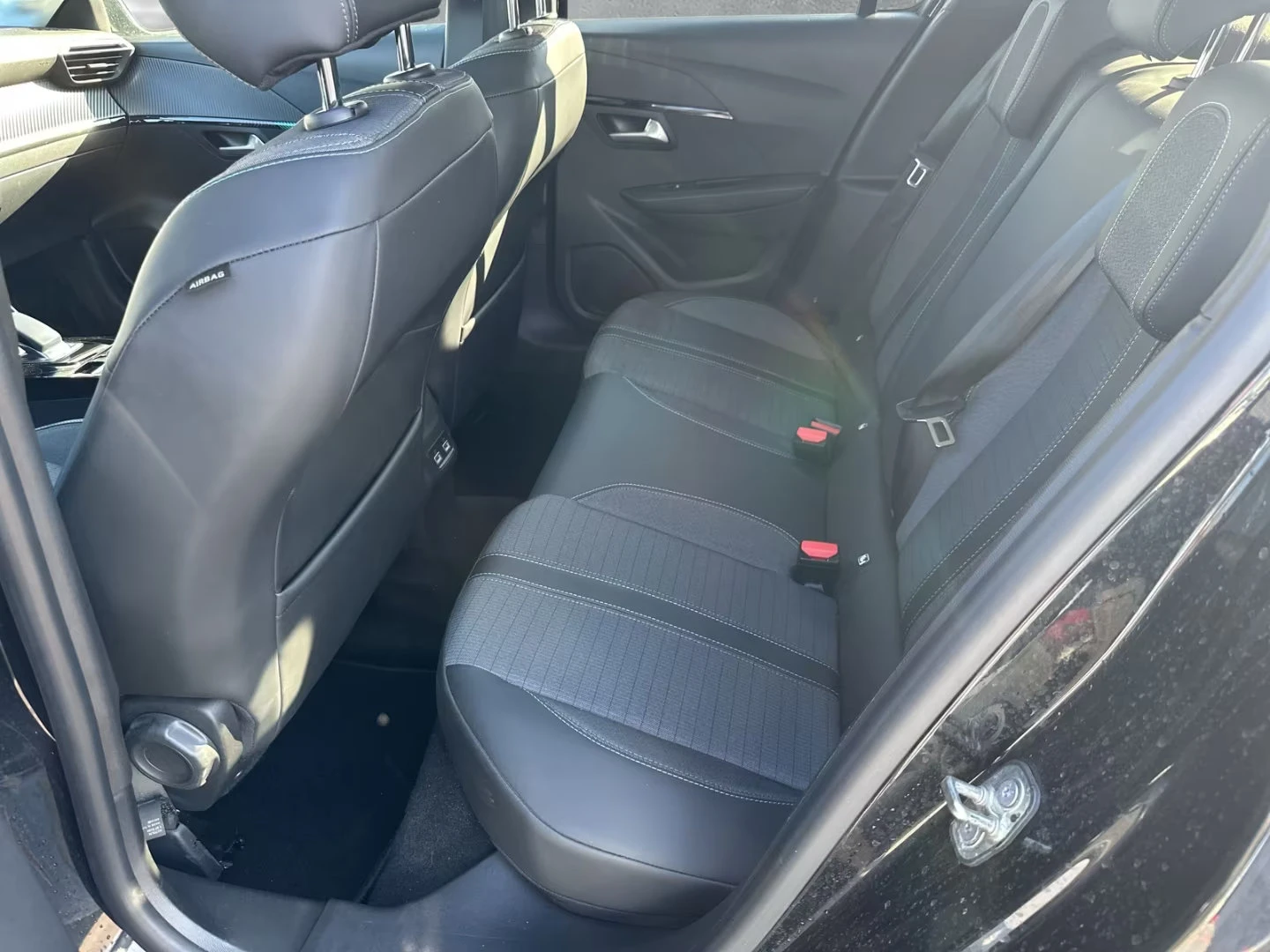 Peugeot 208 e-ALLURE/136HP/NAVI/LED/KLESS/313q, снимка 14 - Автомобили и джипове - 54592616