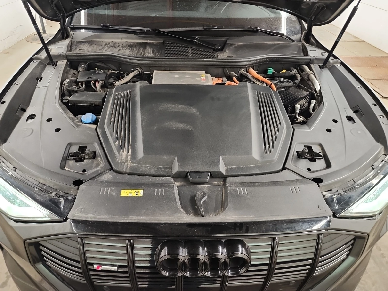 Audi E-Tron, снимка 14 - Автомобили и джипове - 54950582