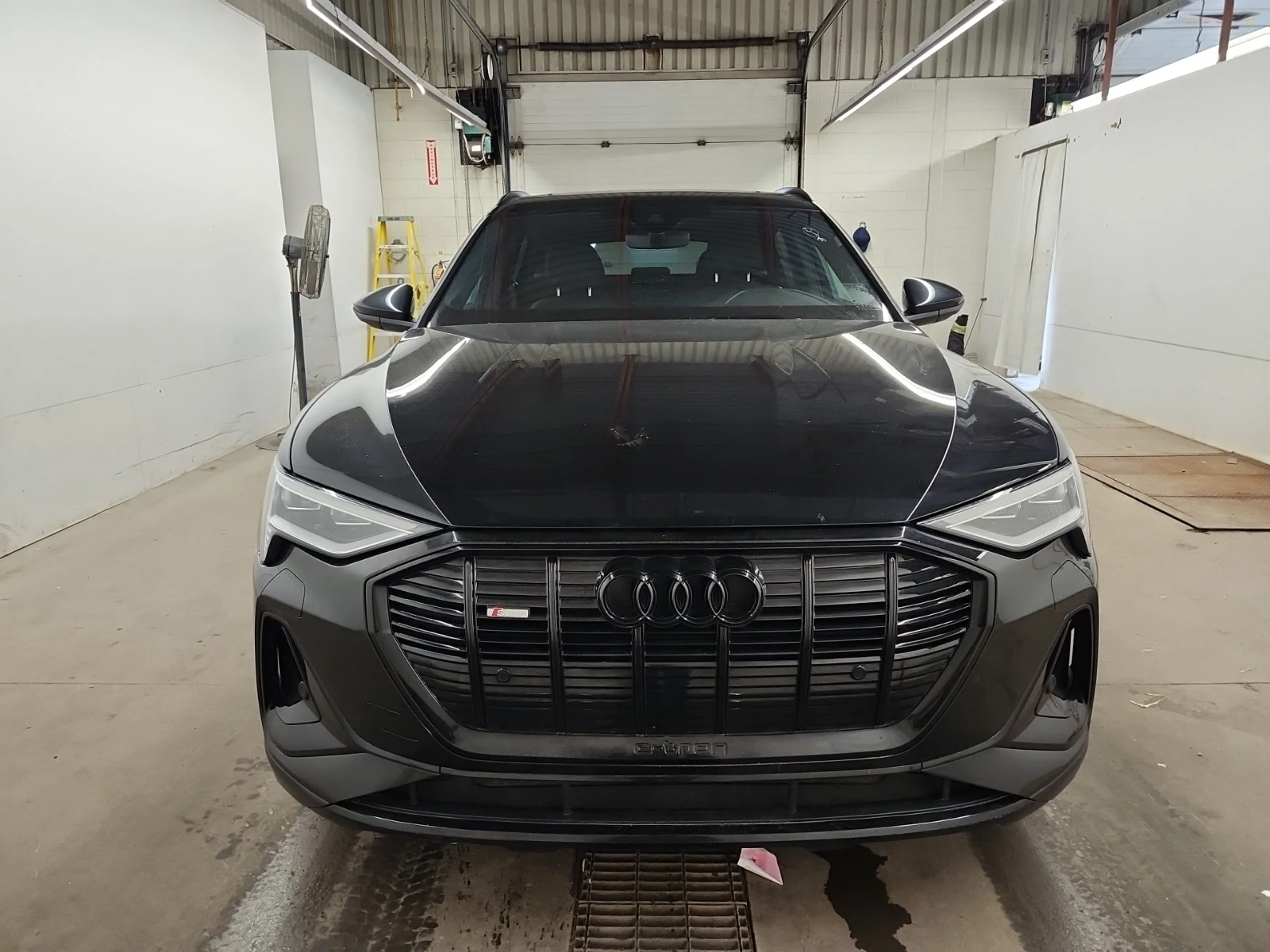 Audi E-Tron, снимка 2 - Автомобили и джипове - 54950582