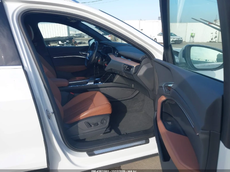 Audi Q8 E-TRON* QUATTRO* ДИРЕКТНА ПРОДАЖБА* BUY NOW, снимка 8 - Автомобили и джипове - 53386948