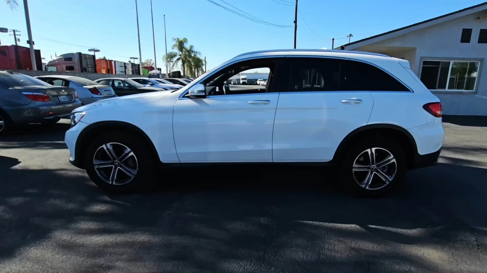 Mercedes-Benz GLC 300 * * BLIND SPOT* KEYLESS GO* Apple CarPlay* Подгрев - изображение 2