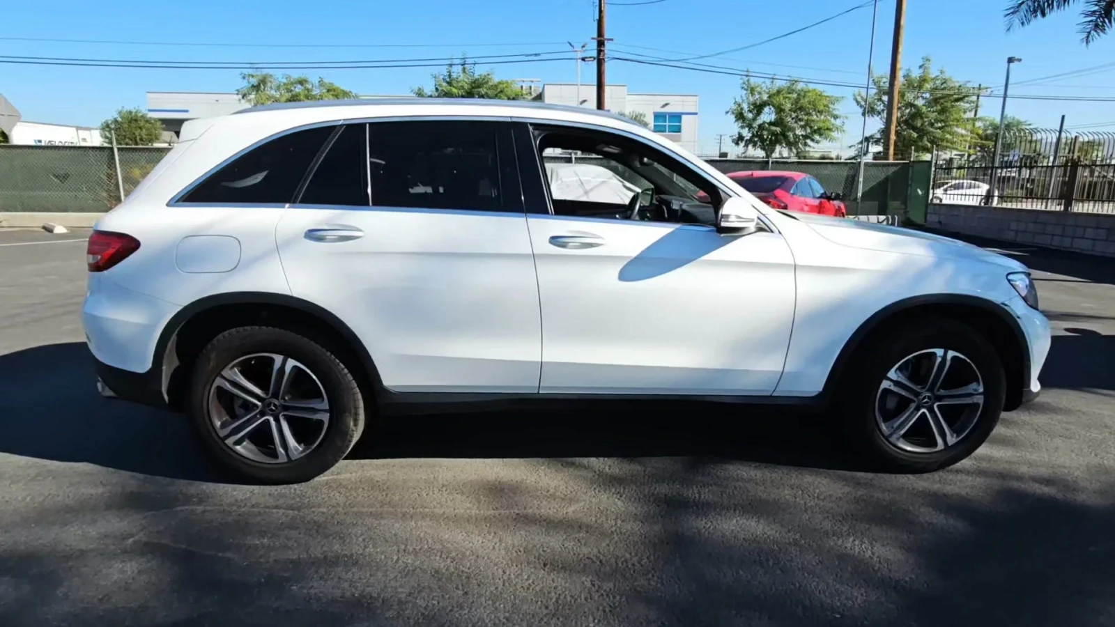 Mercedes-Benz GLC 300 * * BLIND SPOT* KEYLESS GO* Apple CarPlay* Подгрев - изображение 5