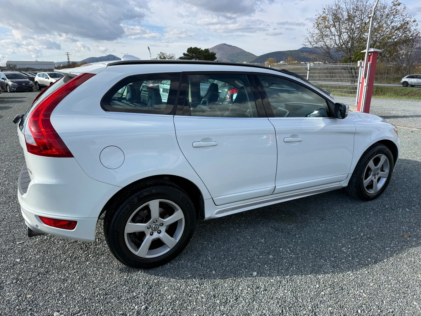 Volvo XC60 (KATO НОВА)^(R-DESIGN) - изображение 5