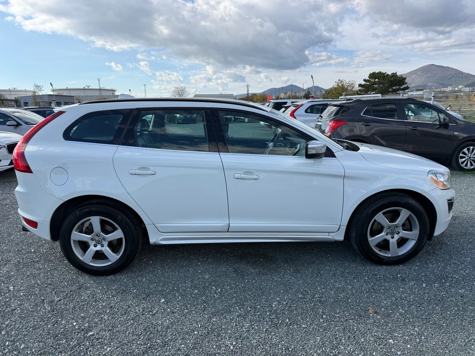 Volvo XC60 (KATO НОВА)^(R-DESIGN) - изображение 4