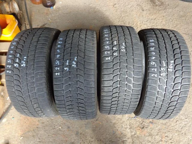 Гуми Зимни 225/40R18, снимка 2 - Гуми и джанти - 19428882