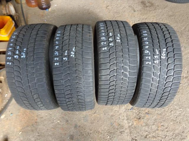 Гуми Зимни 225/40R18, снимка 5 - Гуми и джанти - 19428882