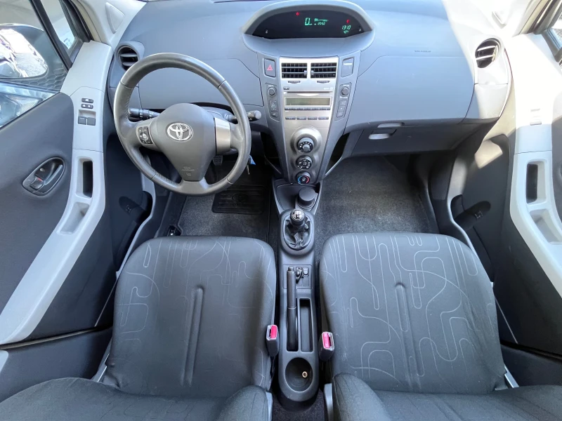 Toyota Yaris 1.0i Benzin, снимка 12 - Автомобили и джипове - 46885665