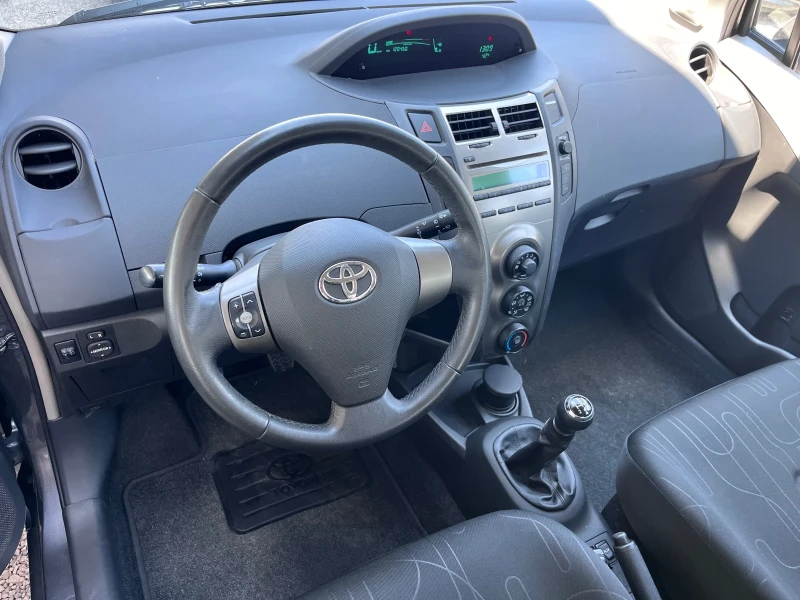 Toyota Yaris 1.0i Benzin, снимка 10 - Автомобили и джипове - 46885665