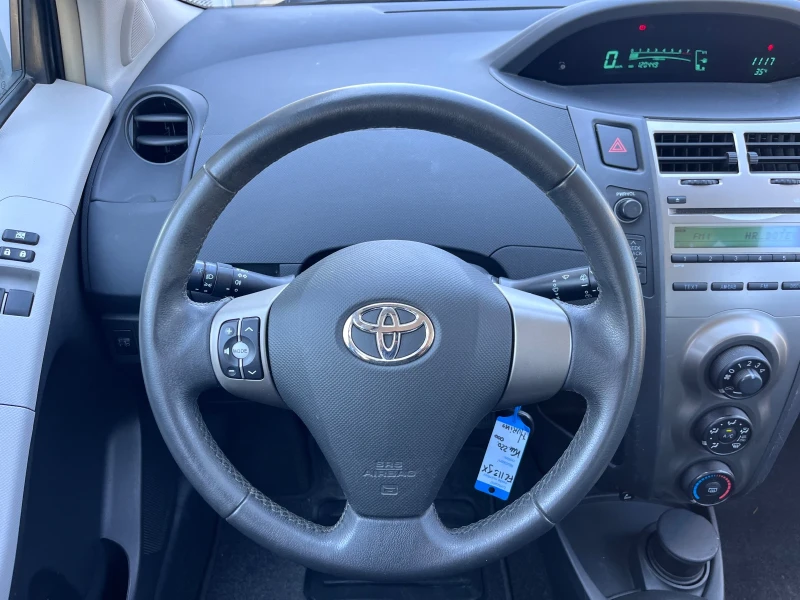 Toyota Yaris 1.0i Benzin, снимка 11 - Автомобили и джипове - 46885665