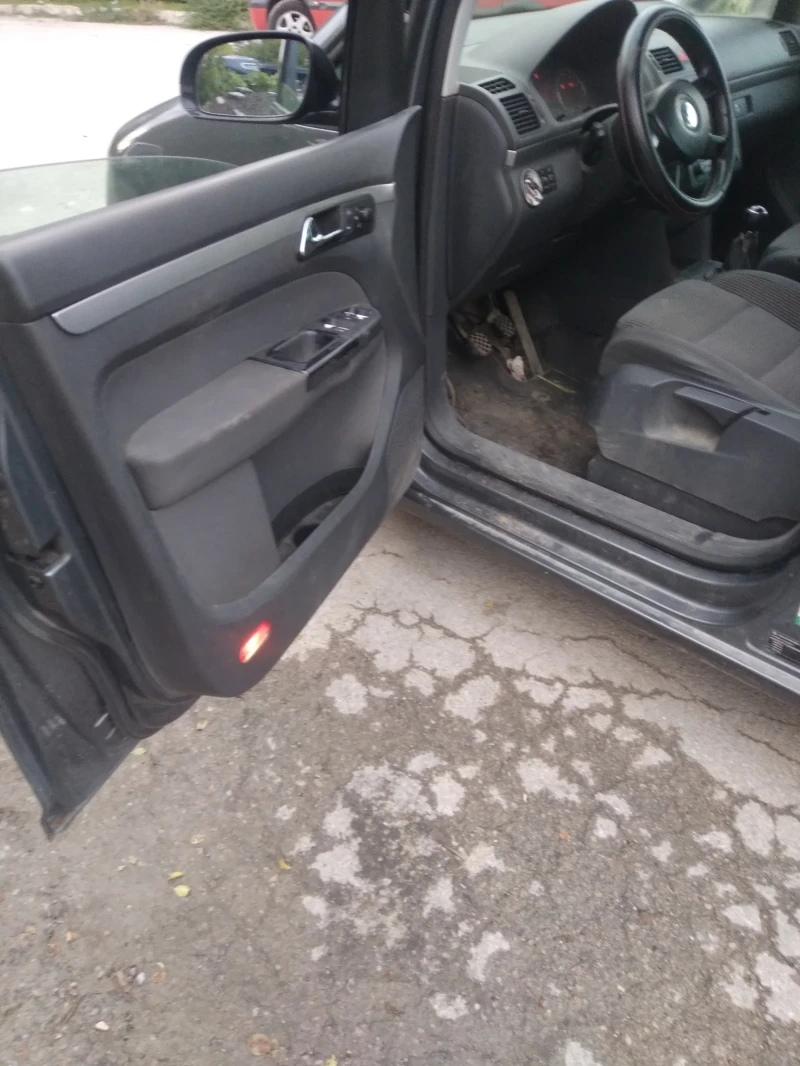 VW Touran, снимка 10 - Автомобили и джипове - 52557869