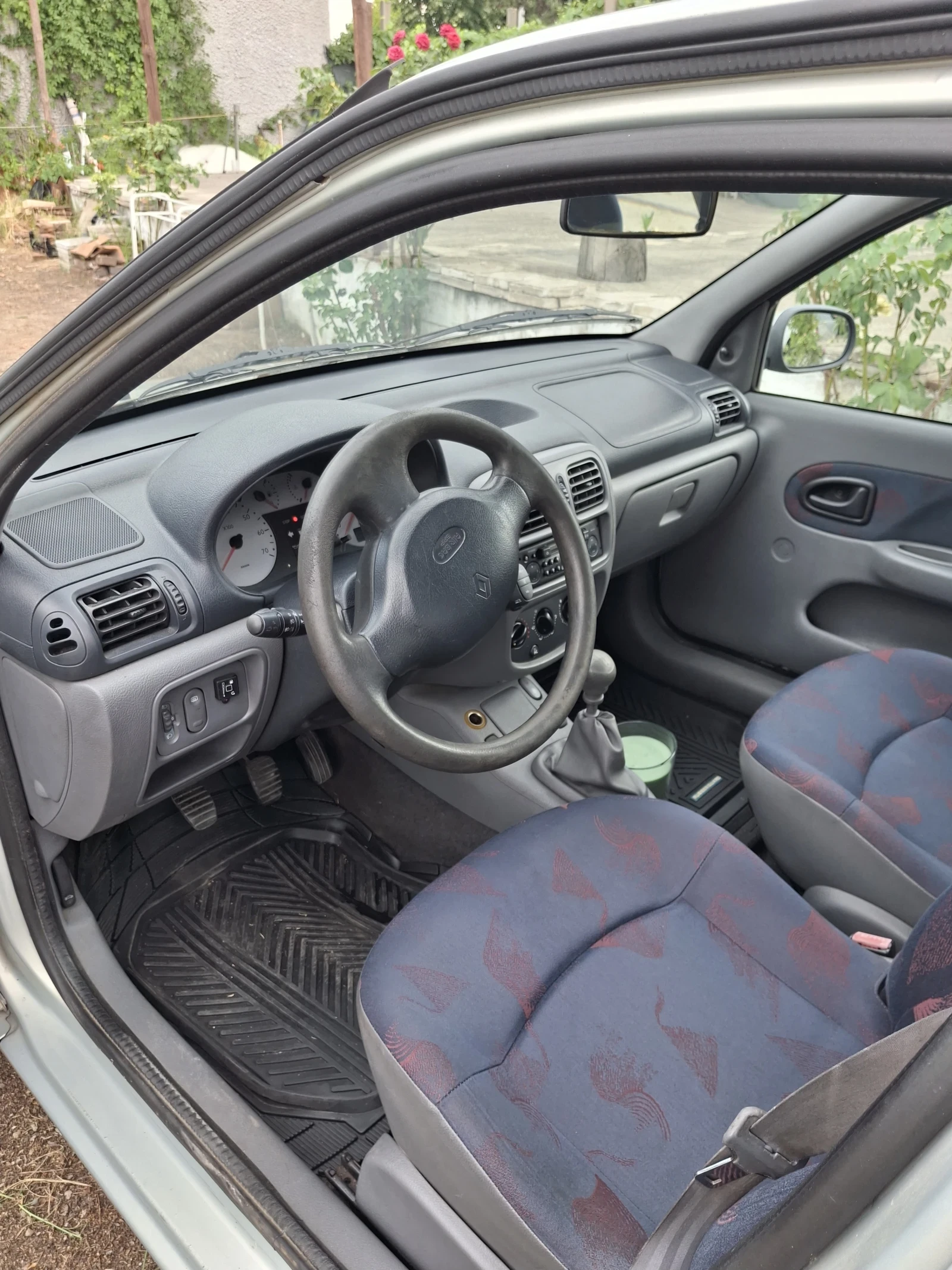 Renault Clio Sedan, снимка 12 - Автомобили и джипове - 55400197