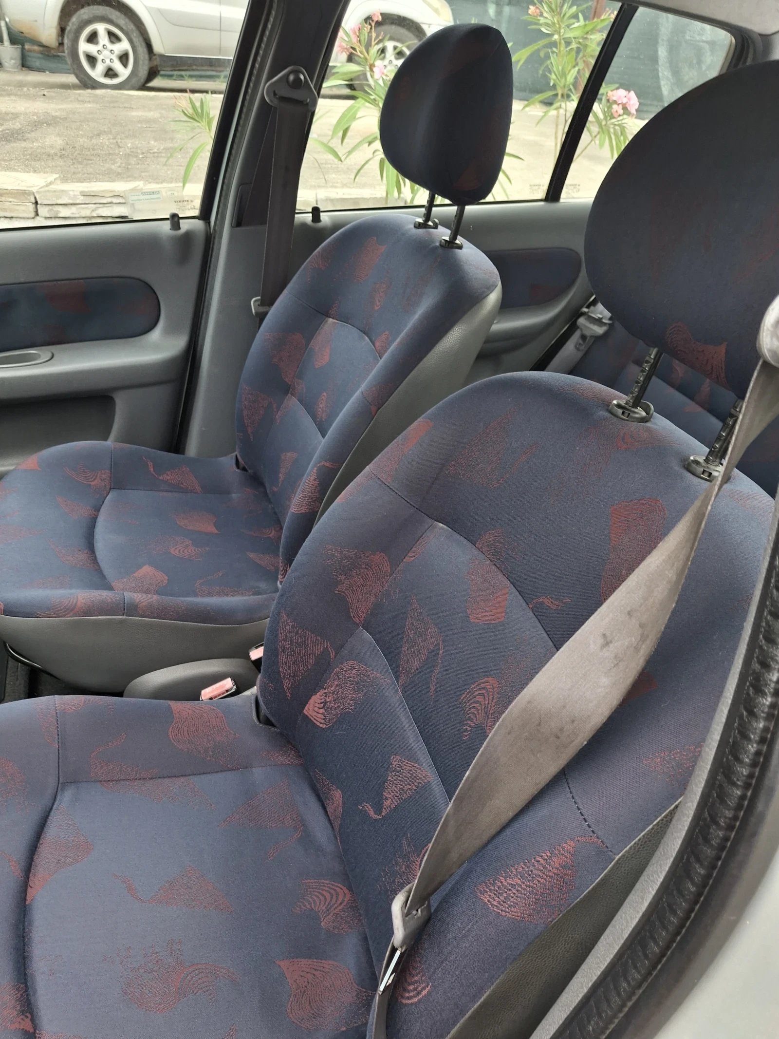 Renault Clio Sedan, снимка 11 - Автомобили и джипове - 55400197