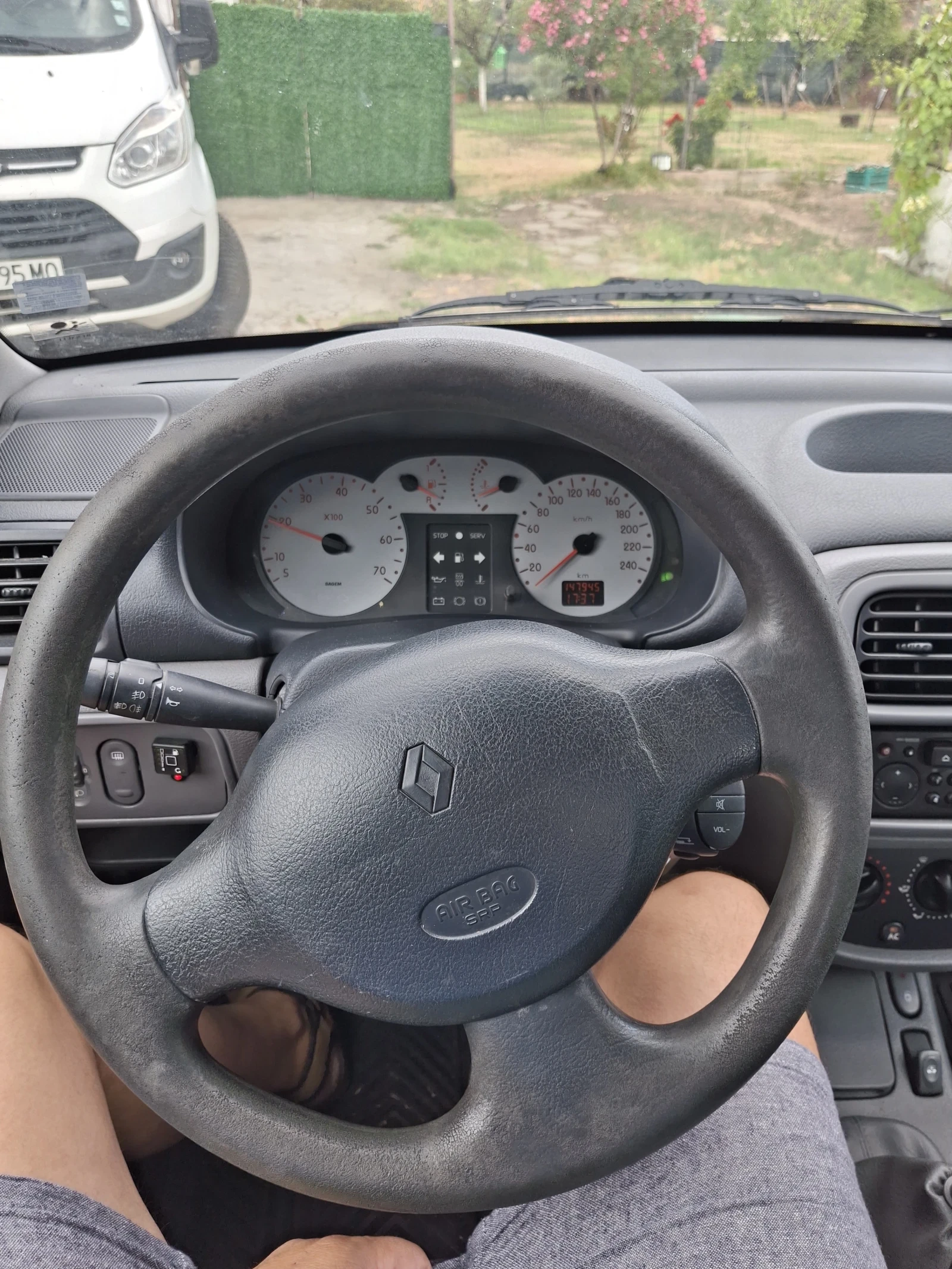 Renault Clio Sedan, снимка 4 - Автомобили и джипове - 55400197