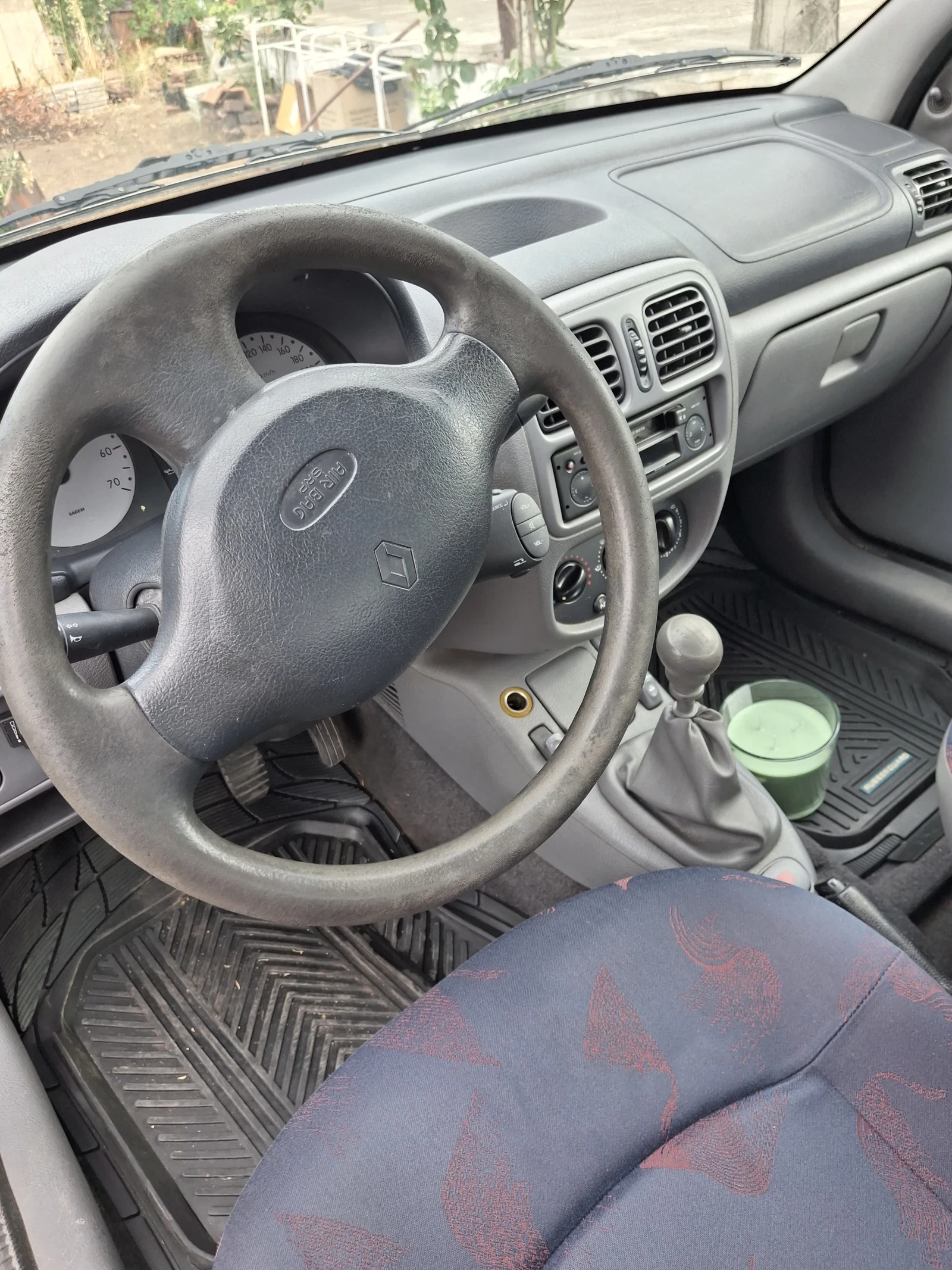 Renault Clio Sedan, снимка 9 - Автомобили и джипове - 55400197