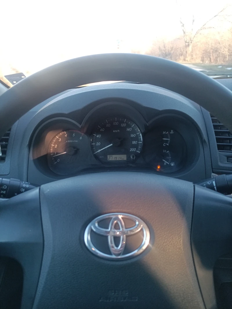 Toyota Hilux, снимка 16 - Автомобили и джипове - 48835875