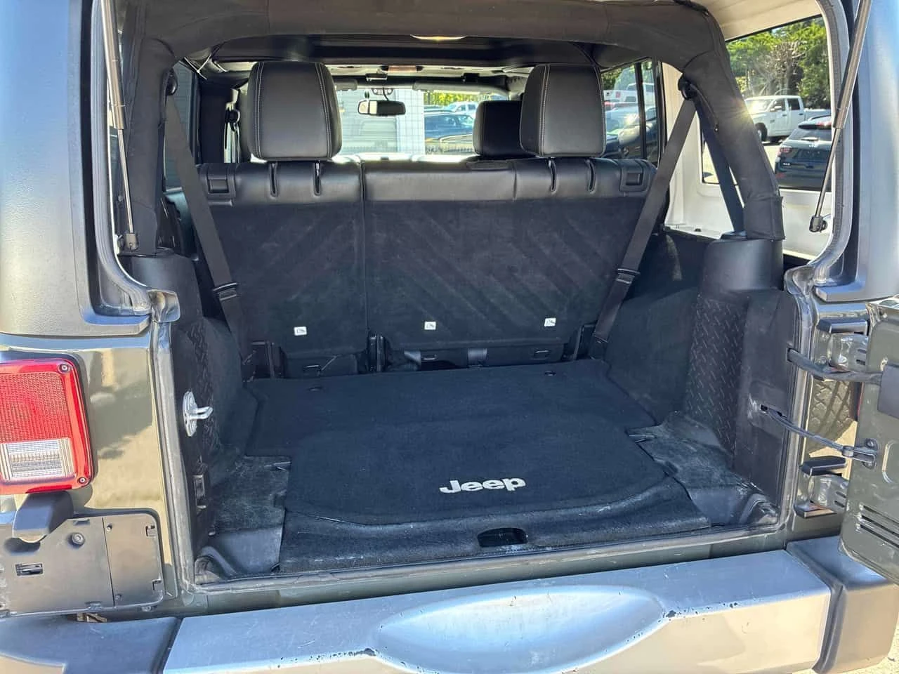 Jeep Wrangler * Sahara * АВТОКРЕДИТ БЕЗ ПЪРВОНАЧАЛНА ВНОСКА* , снимка 13 - Автомобили и джипове - 54936665