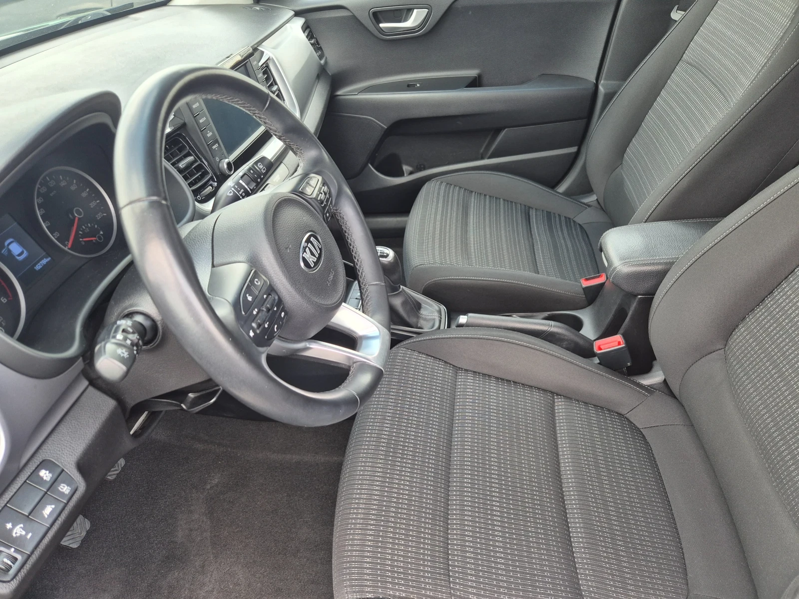 Kia Stonic 1.6 CRDI, снимка 9 - Автомобили и джипове - 55319349