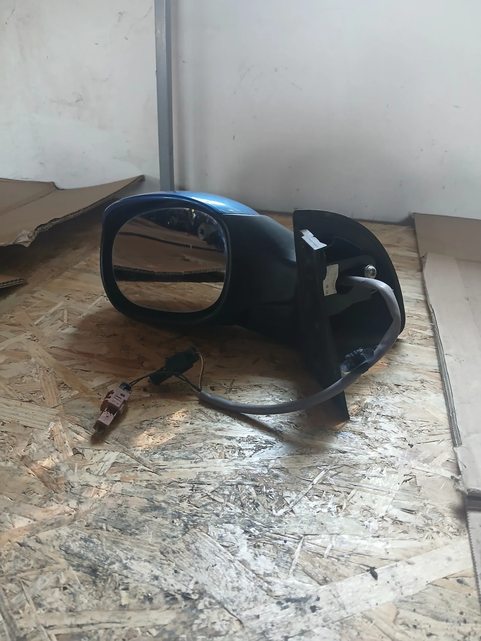 Огледало ляво Peugeot 1007