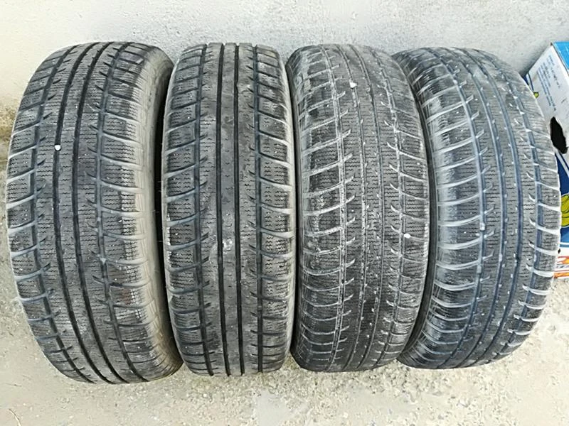 Гуми Зимни 205/70R15, снимка 1 - Гуми и джанти - 22853982