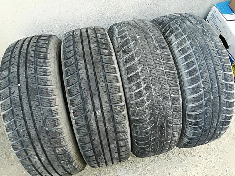 Гуми Зимни 205/70R15, снимка 2 - Гуми и джанти - 22853982