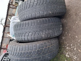 Гуми Зимни 235/65R17, снимка 2 - Гуми и джанти - 53434393
