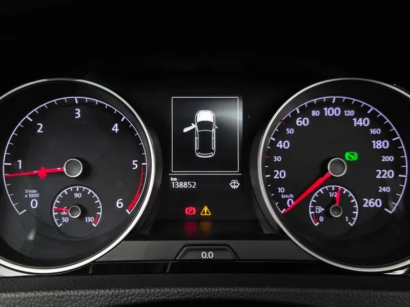 VW Golf 2.0 TDI, снимка 8 - Автомобили и джипове - 54302699