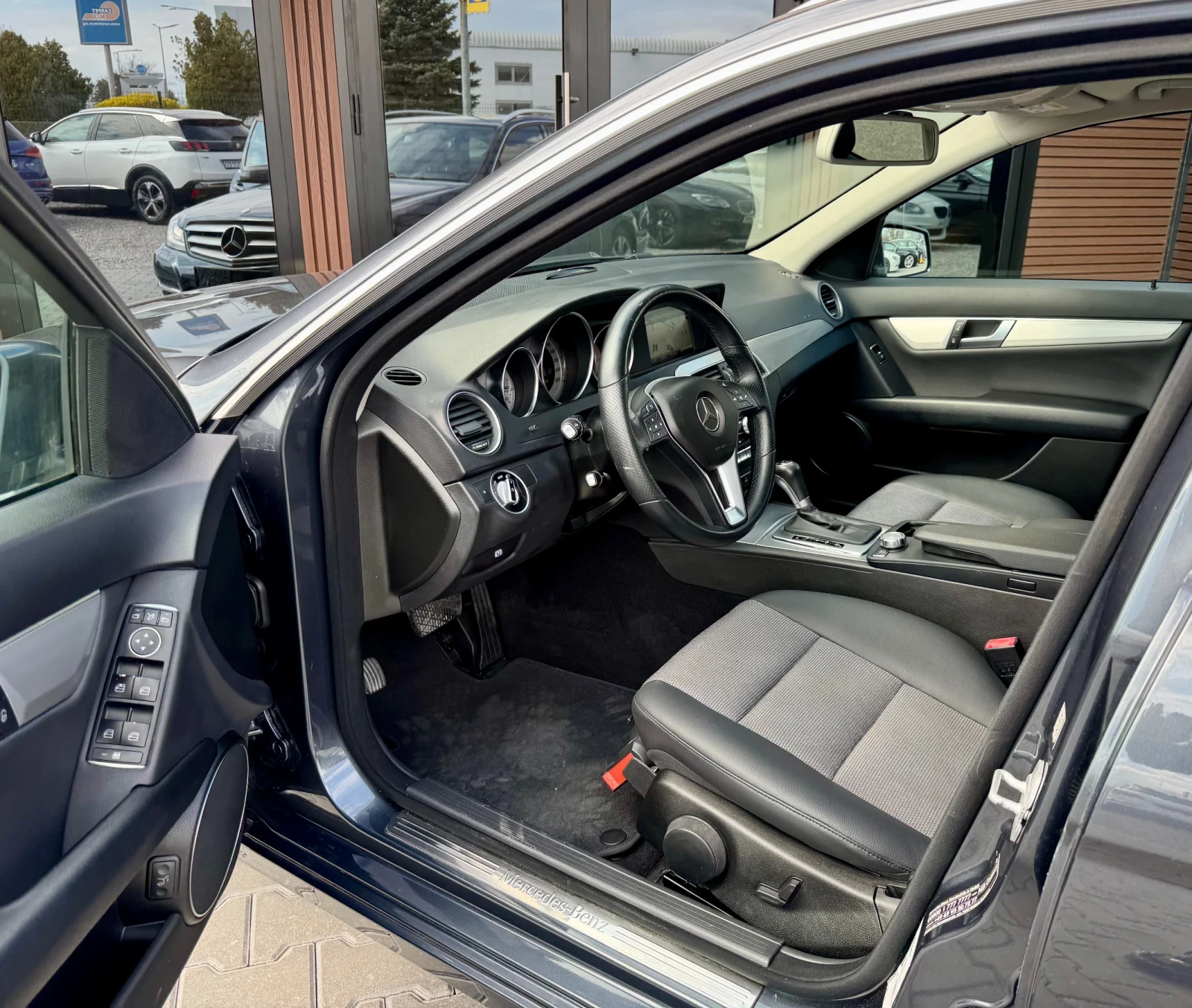 Mercedes-Benz C 220 Avangard* LaneAssist* Blindspot* Камера* Лизинг, снимка 7 - Автомобили и джипове - 53996194