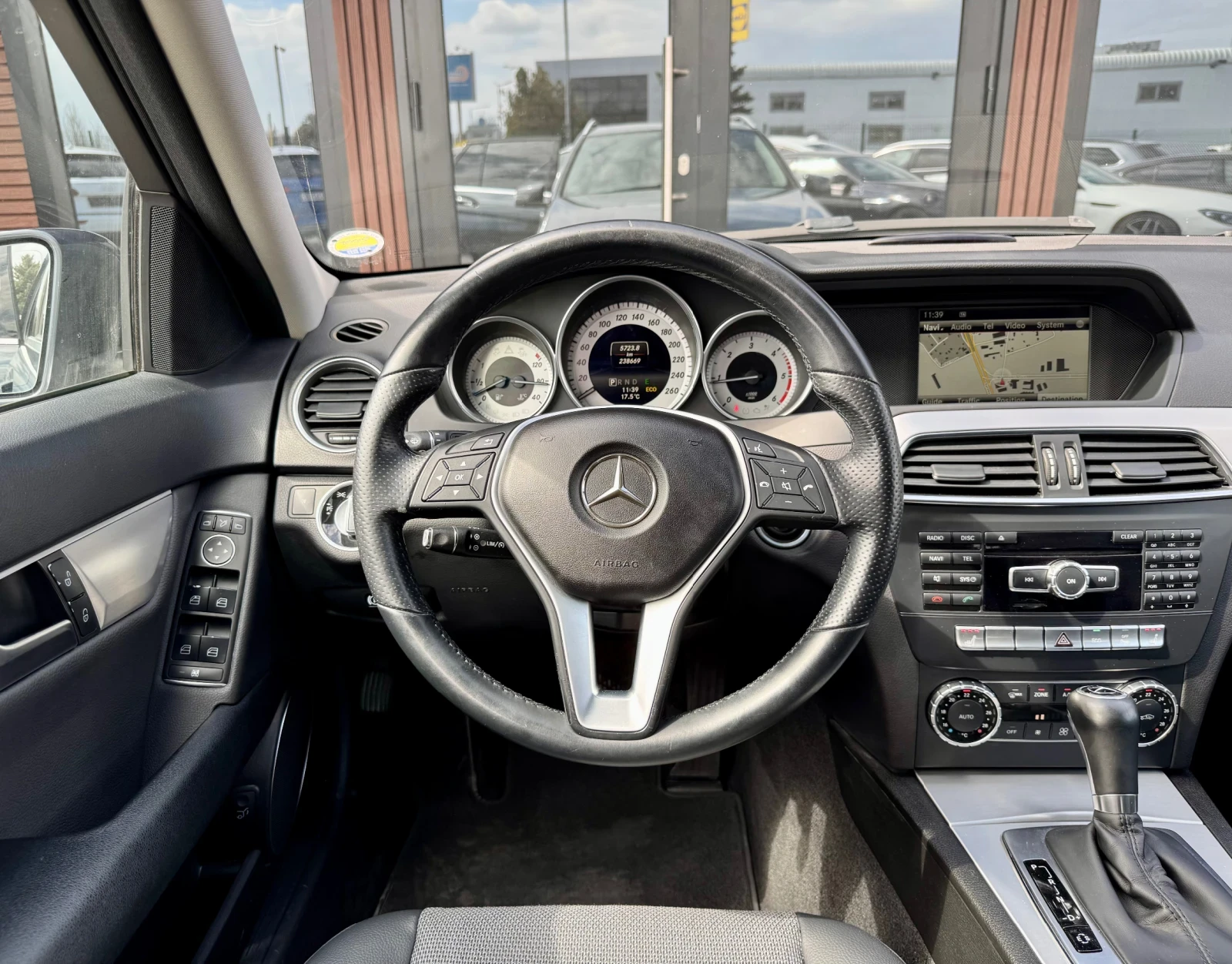 Mercedes-Benz C 220 Avangard* LaneAssist* Blindspot* Камера* Лизинг, снимка 10 - Автомобили и джипове - 53996194