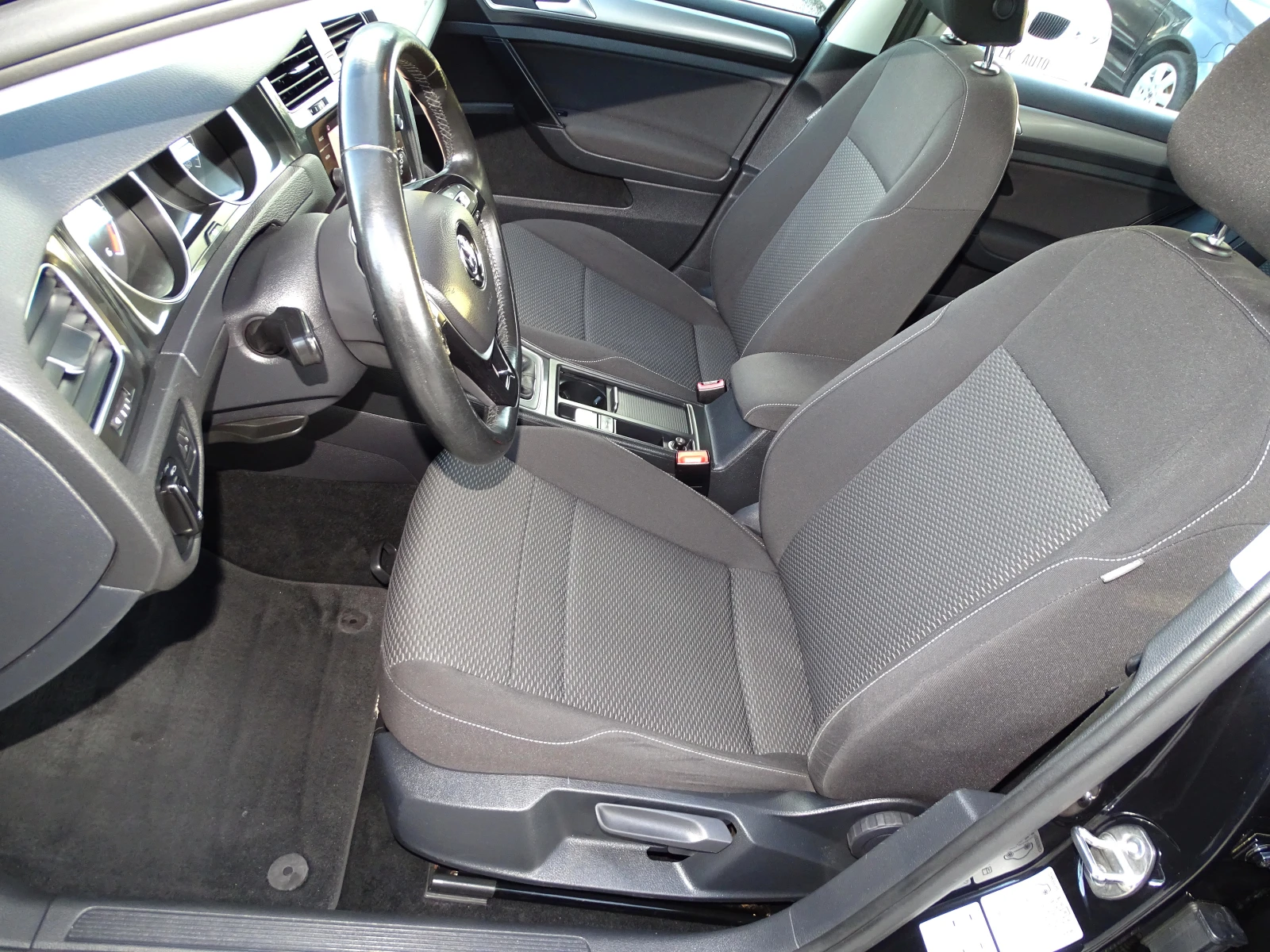 VW Golf 7.5_1.6TDI_116 Коня_EURO 6b_* , снимка 9 - Автомобили и джипове - 54172160