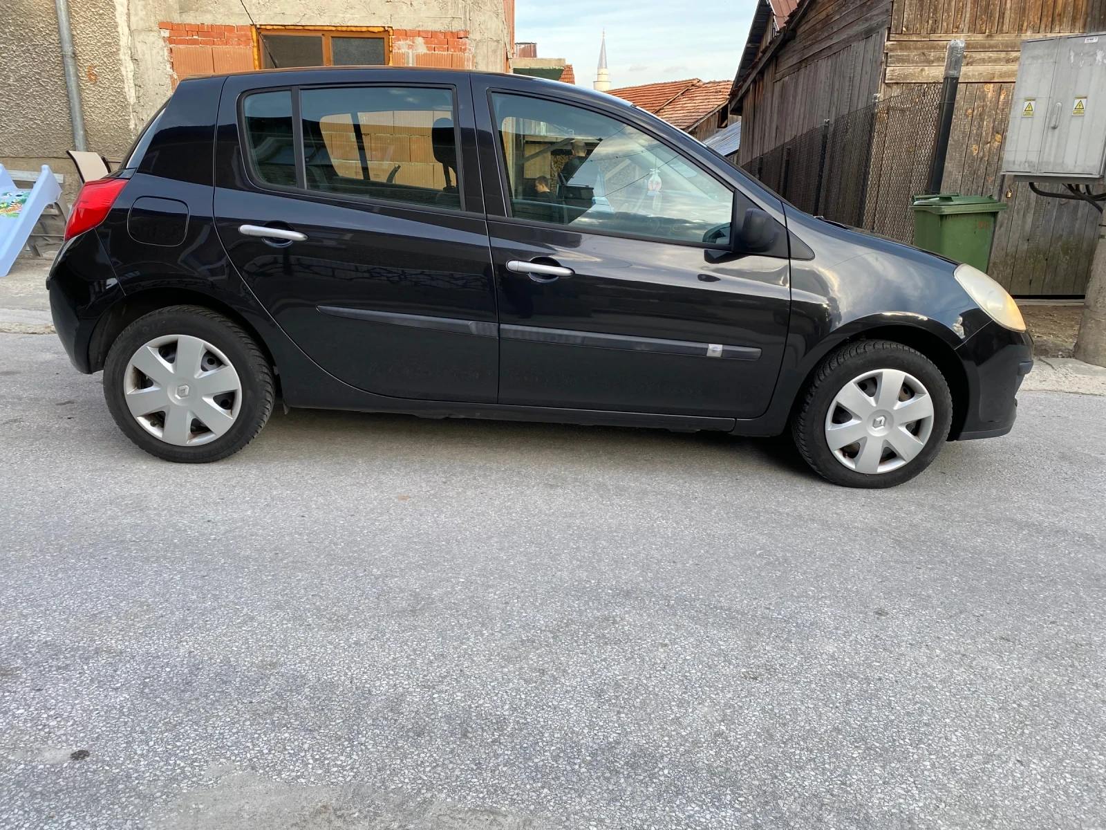 Renault Clio 1.2i 75кс., снимка 5 - Автомобили и джипове - 54671915