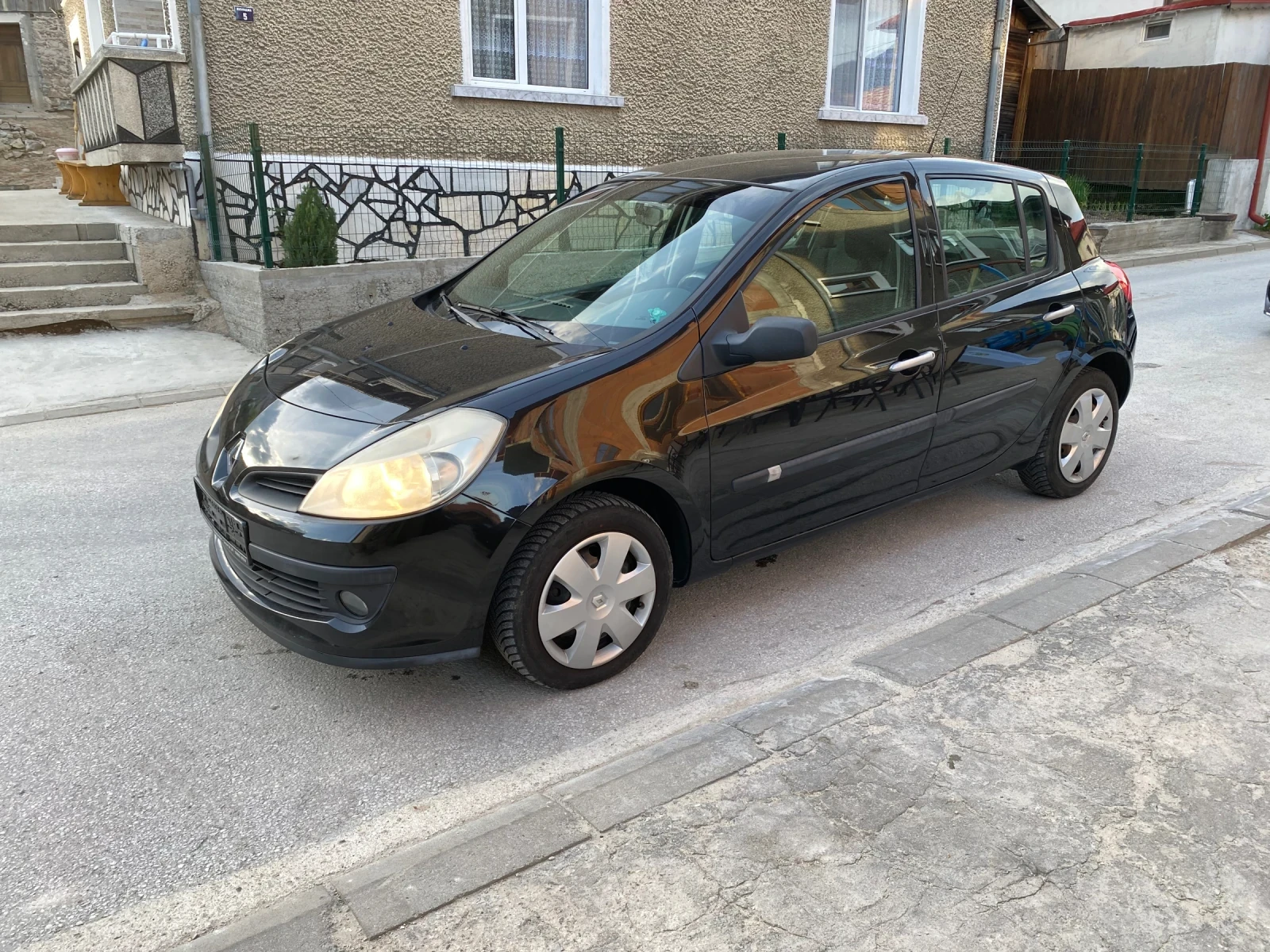 Renault Clio 1.2i 75кс., снимка 3 - Автомобили и джипове - 54671915