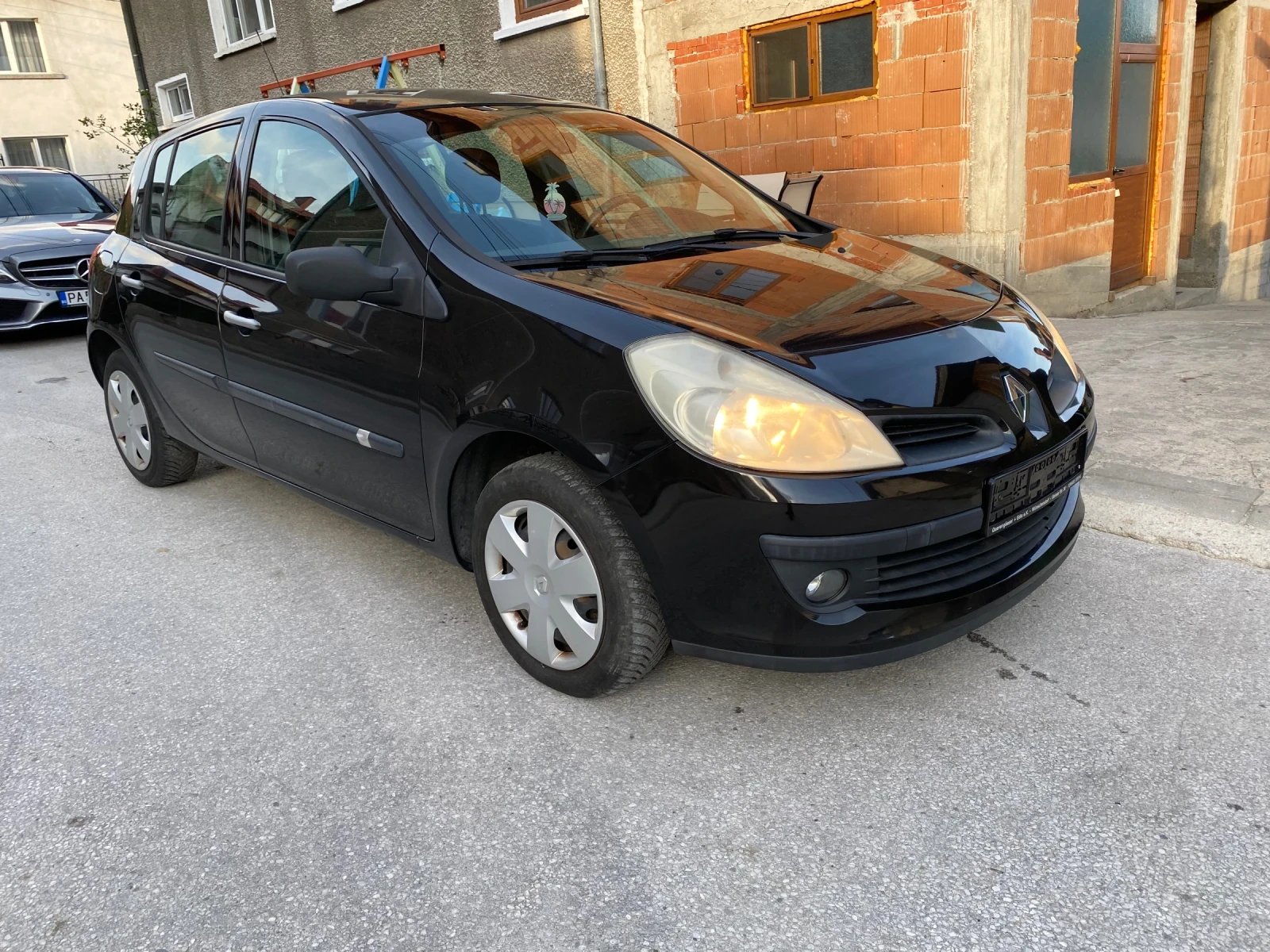 Renault Clio 1.2i 75кс., снимка 2 - Автомобили и джипове - 54671915