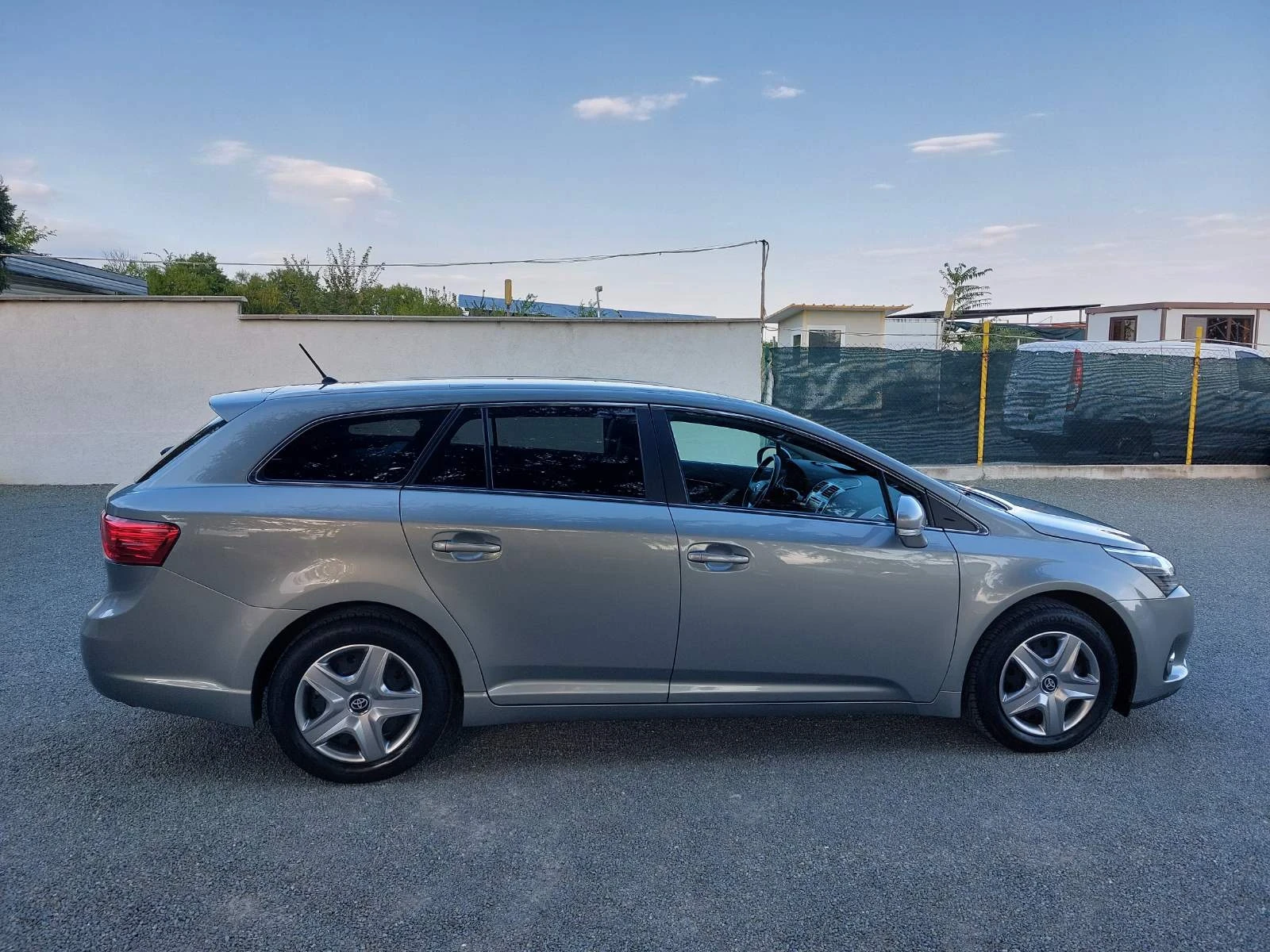 Toyota Avensis 2.0, 6ск, вер.м-р, снимка 9 - Автомобили и джипове - 55657190